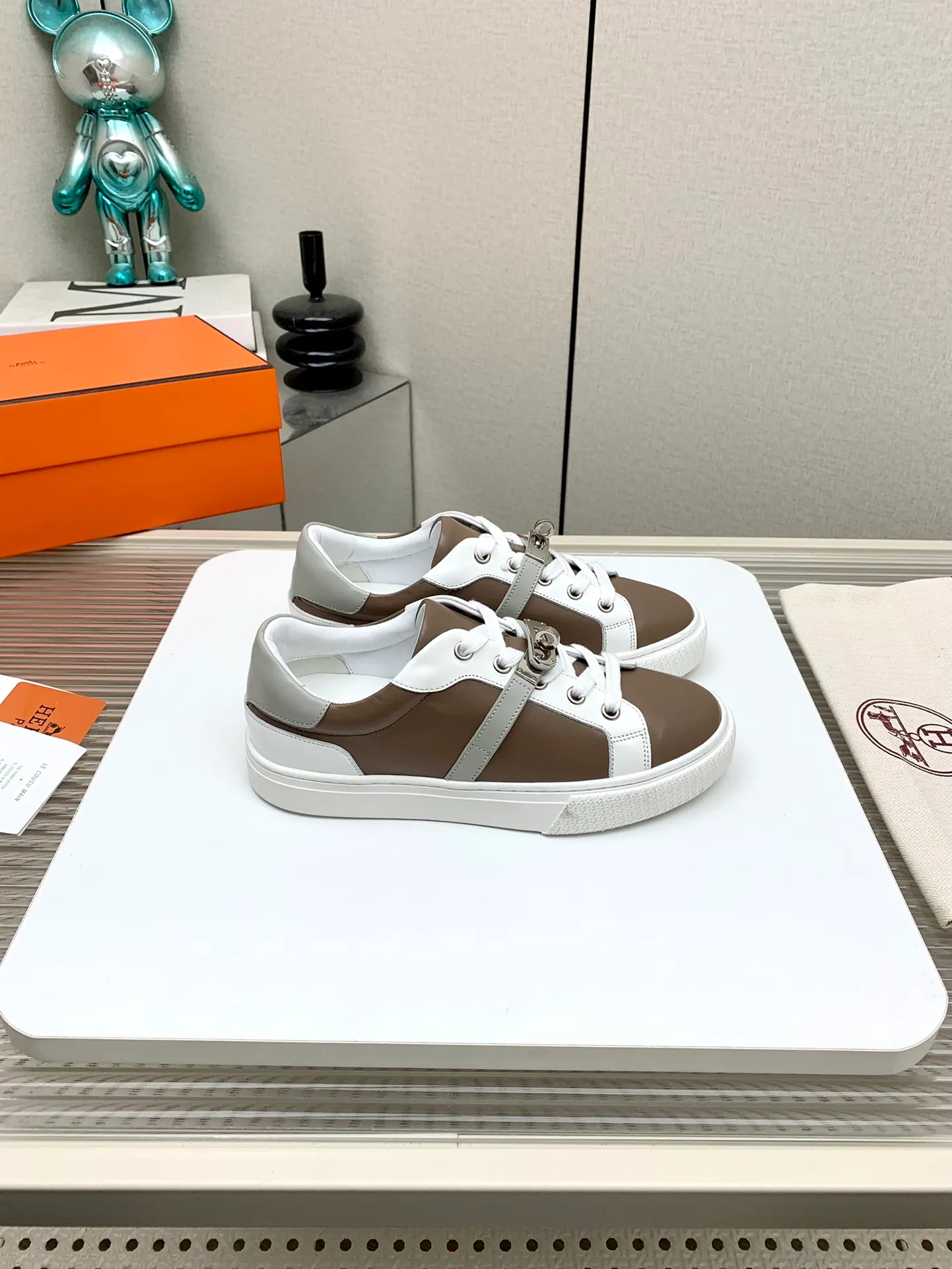 👟👟Ex-factory price 660👟👟 Men's style ➕10 (high version) Hermes classic couple model #𝐊𝐞𝐥𝐥𝐲 buckle casual white skate shoes, which will not conflict with shoes at all. Full of unknowns, Hermès rarely produces flat casual shoes and they are paired with classic palladium-plated Kelly shoe buckles! You'll fall in love with it at first sight. It's super versatile and can be worn with any skirt or pants. 🉑️Looking in with your eyes closed, it looks super noble. Fabric: Specific cowhide/canvas material. Lining: Sheepskin lining. Outsole: Original molded TPU outsole. Size: 35-45.